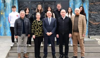 TERME, SPORCULARIYLA GURUR DUYUYOR! BAŞKAN ŞENOL KUL, BAŞARILI KICK BOKS SPORCULARIYLA YALI KAFE’DE BULUŞTU