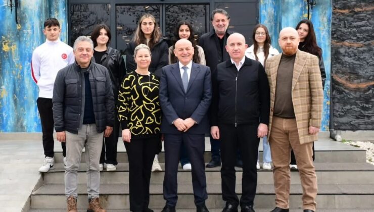 TERME, SPORCULARIYLA GURUR DUYUYOR! BAŞKAN ŞENOL KUL, BAŞARILI KICK BOKS SPORCULARIYLA YALI KAFE’DE BULUŞTU