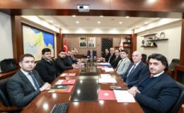 Organize Sanayi Bölgeleriyle büyüyen şehir: #Samsun   İlimizdeki Organize Sanayi Bölgelerinin son durumlarının görüşüldüğü değerlendirme toplantısı, Valimiz Sayın @orhantavli_’nın başkanlığında;   Vali Yardımcısı V./Tekkeköy Kaymakamı Enver Hakan Zengince, Aile ve Sosyal Hizmetler İl Müdürü Kemal Gümrükçü, Sanayi ve Teknoloji İl Müdürü Selahattin Altunsoy, #MerkezOSB Müdürü Hakan Tütüncüoğlu, #GıdaOSB Serhat Semizoğlu, #YeniOSB Müdürü Oğuz Keleş, #ÇarşambaOSB Müdürü Mehmet Dalgıç, #BafraKarmaOSB Müdürü İsmail Hakkı Koç, #BafraSeraOSB Müdürü Hamit Bozer, #HavzaOSB Müdür V. Vural Tokmak, #KavakOSB Müdürü Oğuzhan Sarıoğlu ve #VezirköprüKarmaOSB Müdürü Murat Karaaslan’ın katılımıyla gerçekleştirildi.  ✅️İlimizde tüzel kişilik kazanmış 10 OSB’nin toplam alanı 21.230 dekar olup, imar planı tamamlanarak sanayi parseline dönüştürülmüş 8.950 dekar alanın 6.040 dekarı firmalara tahsis edilmiştir.  ✅️OSB’lerde parsel tahsis edilmiş olan 351 firmanın 213’ü üretime devam etmektedir.   ✅️Tahsis edilen parsellerin 84’ü proje aşamasında olup, 77’sinde inşaat çalışmaları devam etmektedir.  ✅️Toplam 485 parselin 406’sı tahsis edilmiş olup doluluk oranı % 84’tür.  ✅️3.712 kadın, 13.010 erkek olmak üzere toplam 16.722 çalışan istihdam edilmektedir.  ✅️2023, 2024 ve 2025 yıllarında 118 firmaya 140 parselde 3.610 dekar alan tahsis edilmiş olup, 15 firma üretime geçmiştir. Diğer parsellerde proje ve inşaat çalışmaları devam etmektedir.