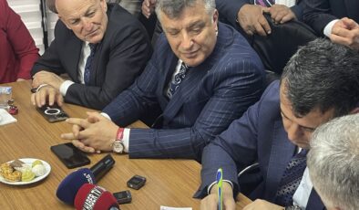 SAMSUN BÜYÜKŞEHİR BELEDİYE BAŞKANI HALİT DOĞAN’DAN TERME’DE BAYRAMLAŞMA ZİYARETİ Gölyazı Mahalle Muhtarı Ahmet Gelen’in Sitemi ve Samimi Diyalog