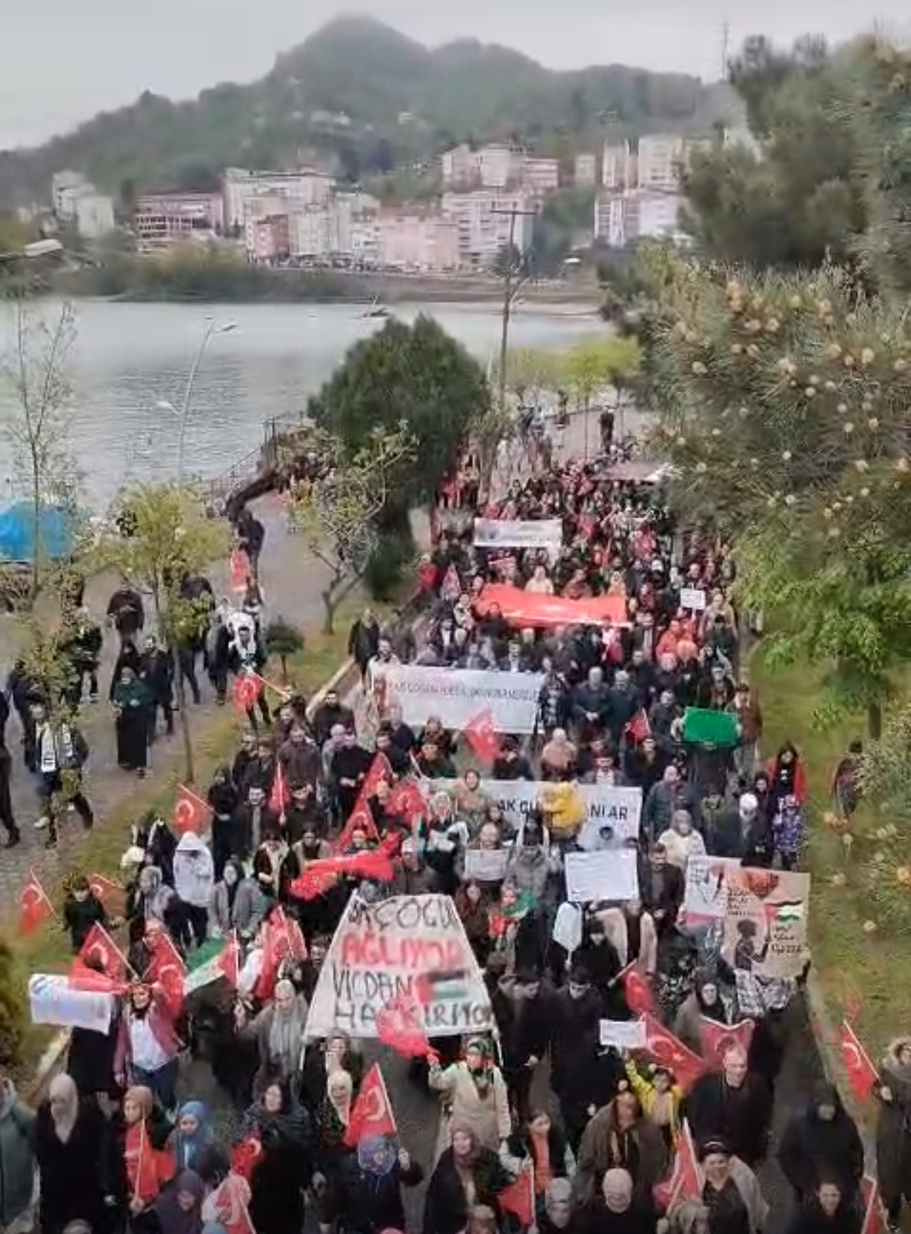 Tirebolu Gazze İçin Yürüdü: Vicdanlar Tirebolu Kalesi’nde Buluştu