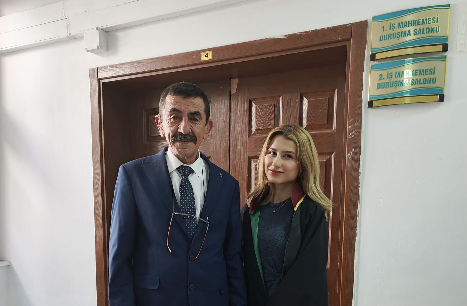 SKY HABER TV – ÖZEL HABER Gazeteci Cemal PEKER  Genel Sekreter Şener TAŞÖREN’den Adliye Ziyareti: Torunu Av. Duygu TAŞÖREN ile Gurur Dolu Buluşma