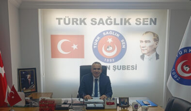 AİLE HEKİMLİĞİNDE ÜCRET KESİNTİLERİ SONLANDIRILMALI  Türk Sağlık-Sen olarak ay başında her sağlık çalışanının ne kadar ücret alabileceğini TEK KALEM MAAŞ önerimizin ne kadar zaruri olduğu, bugünlerde aile hekimliklerinde yaşanan durumlar nedeniyle bir kez daha ortaya çıkmıştır.   6 ay aile hekimliğine gelmeyen vatandaşlar için kesinti yapılması ve aile hekimi ve aile sağlığı çalışanlarının hiçbir sorumluluğu yokken bu durumdan dolayı adeta cezalandırılarak ücretlerinin düşürülmesi kabul edilemezdir.  Bunun yanı sıra ayrıca HYP düzenlemesinin de her çalışanın kendi yaptığı HYP üzerinden sorumlu olacağı bir düzenleme olmaması nedeniyle de mağduriyetin devam ettiği görülmüştür.   Söz konusu bu iki ana mesele başta olmak üzere katsayılar ve memnuniyet oranına bağlı ödemeler gibi çalışanları mağdur eden düzenlemeler, geçtiğimiz hafta Genel Başkanımız Önder Kahveci tarafından Bakan Yardımcısı Doç. Dr. Şuayıp Birinci’ye iletilmiş ve Sayın Bakan Yardımcısı da kısa süre içerisinde yapılacak yeni bir düzenleme ile bu durumun sona ereceğini ifade etmişlerdir.   Fakat henüz herhangi bir düzenlemenin yapılmadığı görülmemektedir. Söz konusu durum Aile hekimleri ve aile hekimliği çalışanlarının ücretlerinde %20’ye varan kayıplara neden olmaktadır.  Böyle bir kayıp kabul edilemezdir. Bakanlık bir an önce gerekli düzenlemeyi yaparak bu mağduriyeti ortadan kaldırmalıdır.   Mesele çok ciddi bir boyuttadır, aile hekimliği çalışanlarının hiçbir sorumluluğu olmamasına rağmen yaşadıkları bu kayıplar sistemin sürdürülebirliğinide tartışmaya açmaktadır. Bakanlık acil olarak düzenleme yapmalı ve bu duruma bir son vermelidir.   Ayrıca Sağlık Bakanlığı tüm çalışanların ücretlerinde her ay yeni bir sürpriz yaparak kesintiler uygulamaktan, çalışanların ekonomilerini belirsizliğe sürüklemekten vazgeçmelidir.    Türk Sağlık-Sen olarak meseleyi tüm platformlarda takip etmeye ve çözüme kadar mücadelemizi sürdürmeye devam ediyoruz ve edeceğiz.
