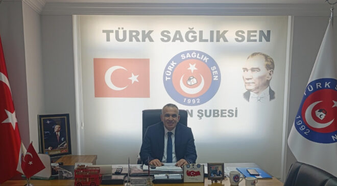 AİLE HEKİMLİĞİNDE ÜCRET KESİNTİLERİ SONLANDIRILMALI  Türk Sağlık-Sen olarak ay başında her sağlık çalışanının ne kadar ücret alabileceğini TEK KALEM MAAŞ önerimizin ne kadar zaruri olduğu, bugünlerde aile hekimliklerinde yaşanan durumlar nedeniyle bir kez daha ortaya çıkmıştır.   6 ay aile hekimliğine gelmeyen vatandaşlar için kesinti yapılması ve aile hekimi ve aile sağlığı çalışanlarının hiçbir sorumluluğu yokken bu durumdan dolayı adeta cezalandırılarak ücretlerinin düşürülmesi kabul edilemezdir.  Bunun yanı sıra ayrıca HYP düzenlemesinin de her çalışanın kendi yaptığı HYP üzerinden sorumlu olacağı bir düzenleme olmaması nedeniyle de mağduriyetin devam ettiği görülmüştür.   Söz konusu bu iki ana mesele başta olmak üzere katsayılar ve memnuniyet oranına bağlı ödemeler gibi çalışanları mağdur eden düzenlemeler, geçtiğimiz hafta Genel Başkanımız Önder Kahveci tarafından Bakan Yardımcısı Doç. Dr. Şuayıp Birinci’ye iletilmiş ve Sayın Bakan Yardımcısı da kısa süre içerisinde yapılacak yeni bir düzenleme ile bu durumun sona ereceğini ifade etmişlerdir.   Fakat henüz herhangi bir düzenlemenin yapılmadığı görülmemektedir. Söz konusu durum Aile hekimleri ve aile hekimliği çalışanlarının ücretlerinde %20’ye varan kayıplara neden olmaktadır.  Böyle bir kayıp kabul edilemezdir. Bakanlık bir an önce gerekli düzenlemeyi yaparak bu mağduriyeti ortadan kaldırmalıdır.   Mesele çok ciddi bir boyuttadır, aile hekimliği çalışanlarının hiçbir sorumluluğu olmamasına rağmen yaşadıkları bu kayıplar sistemin sürdürülebirliğinide tartışmaya açmaktadır. Bakanlık acil olarak düzenleme yapmalı ve bu duruma bir son vermelidir.   Ayrıca Sağlık Bakanlığı tüm çalışanların ücretlerinde her ay yeni bir sürpriz yaparak kesintiler uygulamaktan, çalışanların ekonomilerini belirsizliğe sürüklemekten vazgeçmelidir.    Türk Sağlık-Sen olarak meseleyi tüm platformlarda takip etmeye ve çözüme kadar mücadelemizi sürdürmeye devam ediyoruz ve edeceğiz.
