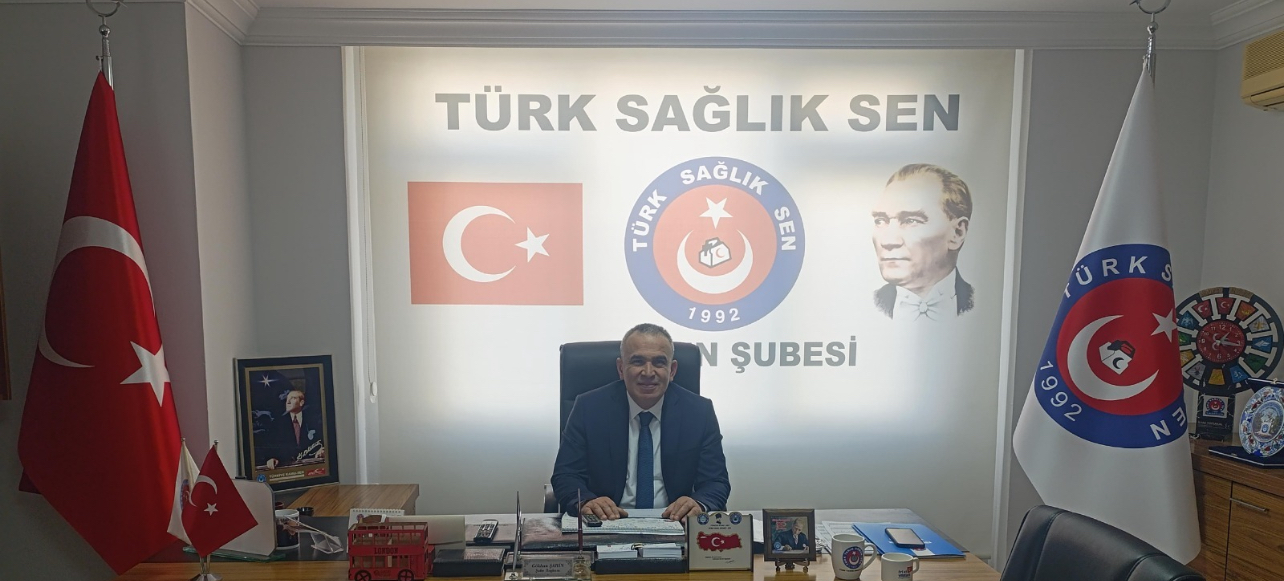 AİLE HEKİMLİĞİNDE ÜCRET KESİNTİLERİ SONLANDIRILMALI  Türk Sağlık-Sen olarak ay başında her sağlık çalışanının ne kadar ücret alabileceğini TEK KALEM MAAŞ önerimizin ne kadar zaruri olduğu, bugünlerde aile hekimliklerinde yaşanan durumlar nedeniyle bir kez daha ortaya çıkmıştır.   6 ay aile hekimliğine gelmeyen vatandaşlar için kesinti yapılması ve aile hekimi ve aile sağlığı çalışanlarının hiçbir sorumluluğu yokken bu durumdan dolayı adeta cezalandırılarak ücretlerinin düşürülmesi kabul edilemezdir.  Bunun yanı sıra ayrıca HYP düzenlemesinin de her çalışanın kendi yaptığı HYP üzerinden sorumlu olacağı bir düzenleme olmaması nedeniyle de mağduriyetin devam ettiği görülmüştür.   Söz konusu bu iki ana mesele başta olmak üzere katsayılar ve memnuniyet oranına bağlı ödemeler gibi çalışanları mağdur eden düzenlemeler, geçtiğimiz hafta Genel Başkanımız Önder Kahveci tarafından Bakan Yardımcısı Doç. Dr. Şuayıp Birinci’ye iletilmiş ve Sayın Bakan Yardımcısı da kısa süre içerisinde yapılacak yeni bir düzenleme ile bu durumun sona ereceğini ifade etmişlerdir.   Fakat henüz herhangi bir düzenlemenin yapılmadığı görülmemektedir. Söz konusu durum Aile hekimleri ve aile hekimliği çalışanlarının ücretlerinde %20’ye varan kayıplara neden olmaktadır.  Böyle bir kayıp kabul edilemezdir. Bakanlık bir an önce gerekli düzenlemeyi yaparak bu mağduriyeti ortadan kaldırmalıdır.   Mesele çok ciddi bir boyuttadır, aile hekimliği çalışanlarının hiçbir sorumluluğu olmamasına rağmen yaşadıkları bu kayıplar sistemin sürdürülebirliğinide tartışmaya açmaktadır. Bakanlık acil olarak düzenleme yapmalı ve bu duruma bir son vermelidir.   Ayrıca Sağlık Bakanlığı tüm çalışanların ücretlerinde her ay yeni bir sürpriz yaparak kesintiler uygulamaktan, çalışanların ekonomilerini belirsizliğe sürüklemekten vazgeçmelidir.    Türk Sağlık-Sen olarak meseleyi tüm platformlarda takip etmeye ve çözüme kadar mücadelemizi sürdürmeye devam ediyoruz ve edeceğiz.