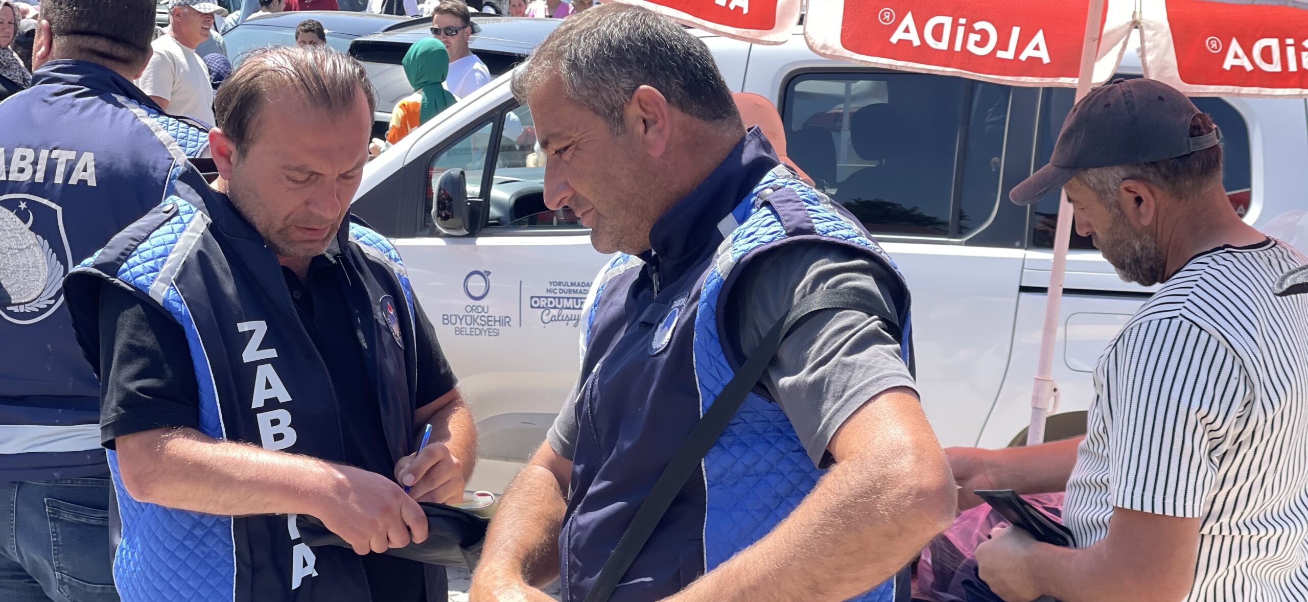 PERŞEMBE YAYLASININ GİZLİ KAHRAMANLARI: ZABITALAR SICAKTA ERİYOR AMA GÖREVLERİNDEN TAVİZ VERMİYOR