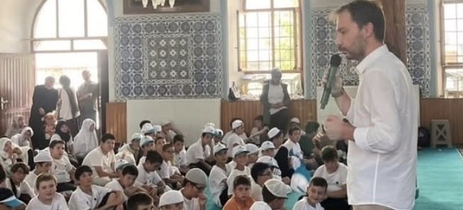 AKP Isparta İl Başkanı Furkan Cem Er’in kamuoyuna yansıyan ve camiye giden insanların rencide edildiğini ima eden sözleri Isparta siyasi gündeminde tartışma