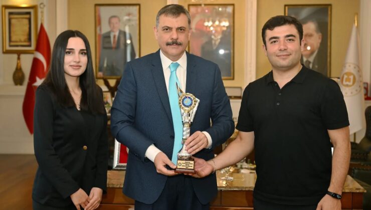ERZURUM VALİSİ MUSTAFA ÇİFTÇİ, SAĞIRLAR SPOR KULÜBÜ’NÜ KABUL ETTİ: “BU BAŞARI SADECE BİR SPOR GALİBİYETİ DEĞİL, TOPLUMSAL BİR GURURDUR