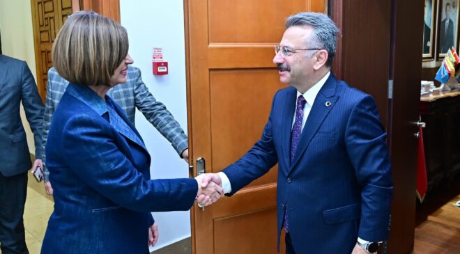 ESKİŞEHİR’DE UYUM VE İŞ BİRLİĞİ MESAJI  BÜYÜKŞEHİR BELEDİYE BAŞKANI AYŞE ÜNLÜCE, VALİ HÜSEYİN AKSOY’U ZİYARET ETTİ