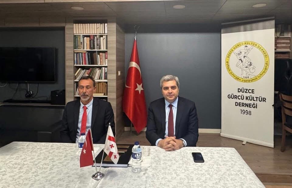 DÜZCE GÜRCÜ KÜLTÜR DERNEĞİ’NDE TARİHİ GÜN  GÜRCİSTAN’IN ANKARA BÜYÜKELÇİSİ ARCHIL KALANDİA’NIN ZİYARETİ DOSTLUK BAĞLARINI GÜÇLENDİRDİ