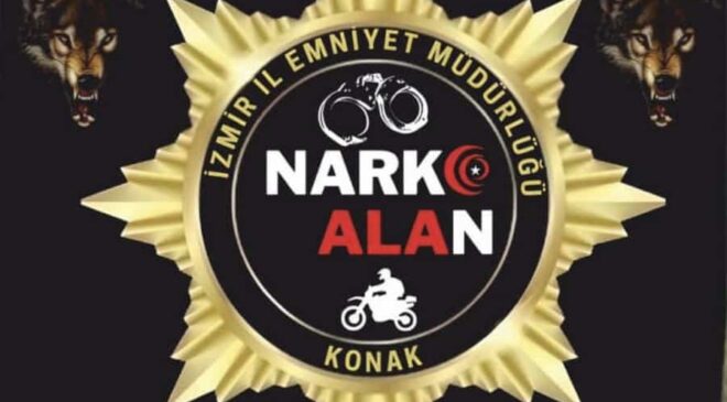 KONAK NARKO ALAN EKİPLERİ, ‘ZEHİR İMPARATORLUĞU’NU YERİN DİBİNE GÖMDÜ! ​34 KÖKLÜ ÖLÜM SERASI VE 7.65’LİK SİLAHLA YAKALANDI: KİMSE BU CESARETİ CEZASIZ BIRAKAMAZDI! (Y.K.) TUTUKLANDI!