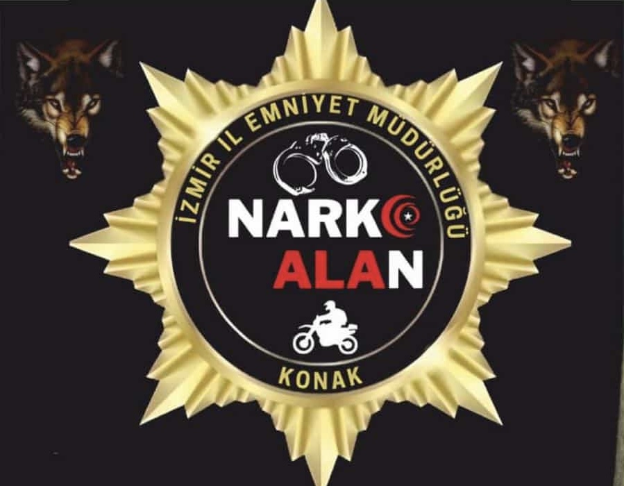 KONAK NARKO ALAN EKİPLERİ, ‘ZEHİR İMPARATORLUĞU’NU YERİN DİBİNE GÖMDÜ! ​34 KÖKLÜ ÖLÜM SERASI VE 7.65’LİK SİLAHLA YAKALANDI: KİMSE BU CESARETİ CEZASIZ BIRAKAMAZDI! (Y.K.) TUTUKLANDI!