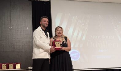 İzmir’de Yıldızlar Geçidi: Altın Sanat Ödülleri Sahiplerini Buldu