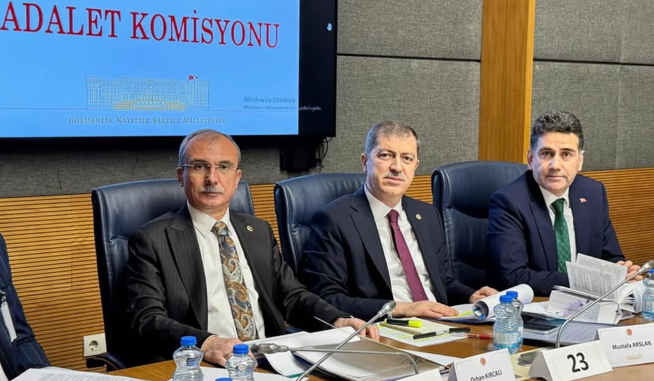 TBMM’DE YOĞUN MESAİ: ORHAN KIRCALI, ADALET KOMİSYONU ÇALIŞMALARINA GECE 03.05’TE DEVAM ETTİ