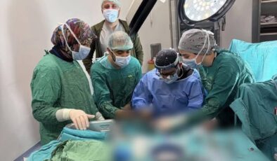 OSMANİYE EĞİTİM VE ARAŞTIRMA HASTANESİ’NDE TARİHİ BAŞARI  ÜROLOJİ ALANINDA BİR İLK DAHA BAŞARIYLA GERÇEKLEŞTİRİLDİ