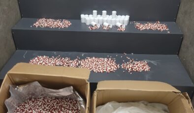 KONAK’TA UYUŞTURUCU TACİRLERİNE PEŞ PEŞE DARBE  YARIM MİLYONU AŞAN YAKALAMALARIN ARDINDAN 104 BİN SENTETİK ECZA DAHA ELE GEÇİRİLDİ  Haber: İpek Nezir | İzmir