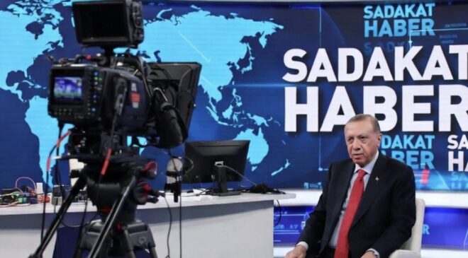 SADAKAT HABER MEDYA  TÜRK SİYASETİNDE DİKKAT ÇEKEN AÇIKLAMA DAVUTOĞLU’NDAN ERDOĞAN’A YÖNELİK OLASI TEHDİDE NET MESAJ  GELECEK PARTİSİ GENEL BAŞKANI