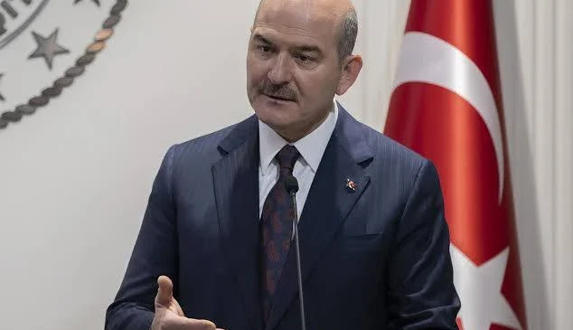 SİYASET, MEDYA VE ADALET ÜÇGENİNDE BÜYÜYEN GERİLİM  SÜLEYMAN SOYLU’YA YÖNELİK SORULAR, GÜLİSTAN DOKU DOSYASI VE “KUMPAS MI, HESAP SORMA MI? TARTIŞMASI