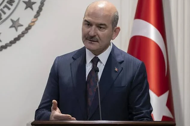SİYASET, MEDYA VE ADALET ÜÇGENİNDE BÜYÜYEN GERİLİM  SÜLEYMAN SOYLU’YA YÖNELİK SORULAR, GÜLİSTAN DOKU DOSYASI VE “KUMPAS MI, HESAP SORMA MI? TARTIŞMASI