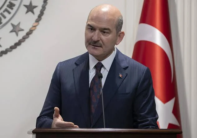 SİYASET, MEDYA VE ADALET ÜÇGENİNDE BÜYÜYEN GERİLİM  SÜLEYMAN SOYLU’YA YÖNELİK SORULAR, GÜLİSTAN DOKU DOSYASI VE “KUMPAS MI, HESAP SORMA MI? TARTIŞMASI