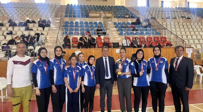 Kumluca Kız Anadolu İmam Hatip Lisesi Voleybolda  İlçe Üçüncüsü Oldu