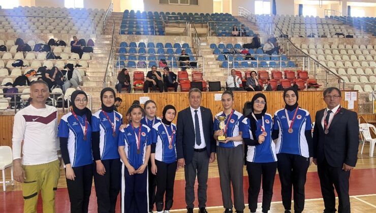 Kumluca Kız Anadolu İmam Hatip Lisesi Voleybolda  İlçe Üçüncüsü Oldu