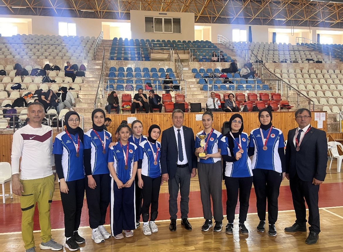 Kumluca Kız Anadolu İmam Hatip Lisesi Voleybolda  İlçe Üçüncüsü Oldu