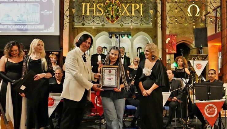 TÜRKÜN SESİ  LONDRA’DA TÜRK SANAT MÜZİĞİ ZAFERİ YEŞİLÇAM ŞARKILARIYLA TARİHİ GECEYE İMZA ATILDI